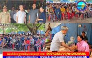 ឯកអគ្គរដ្ឋទូតចិនប្រចាំកម្ពុជា និងអភិបាលខេត្តព្រះវិហារ ចុះសួរសុខទុក្ខ និងនាំយកអំណោយចែកជូនប្រជាពលរដ្ឋភៀសសឹកនៅមណ្ឌលសុវត្ថិភាពវត្តបាក់កាំ ស្រុកត្បែងមានជ័យ