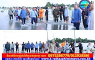 អភិបាលខេត្តកណ្តាល ចុះពិនិត្យស្ថានភាពជំនន់ទឹកភ្លៀង និងជំរុញការរំដោះទឹក នៅស្រុកពញាឮ